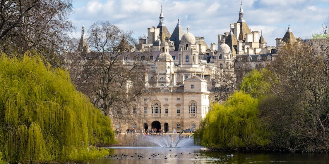 APEX CARS BRACKNELL Buckingham Palace & Hyde Park Serenity